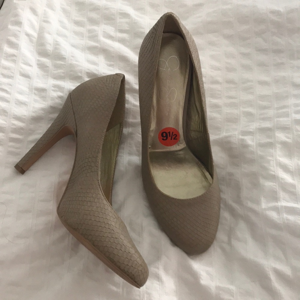 Jessica Simpson pumps
